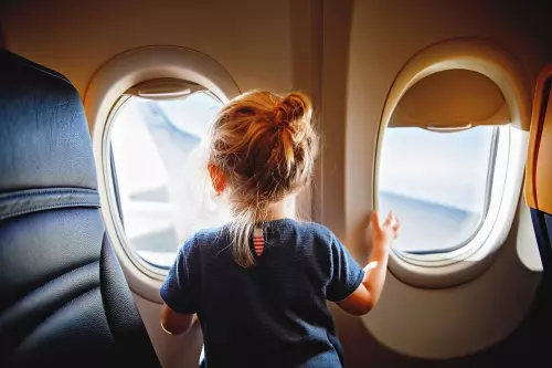 Mit Kindern im Flugzeug verreisen: Tipps und Empfehlungen für einen gelungenen Flug