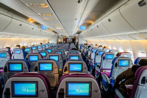 Cum să alegi cel mai bun loc în avion: sfaturi pentru o călătorie confortabilă